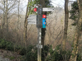 Cartello a sud del Lago Pistono vicino alle Terre Ballerine (38759 bytes)